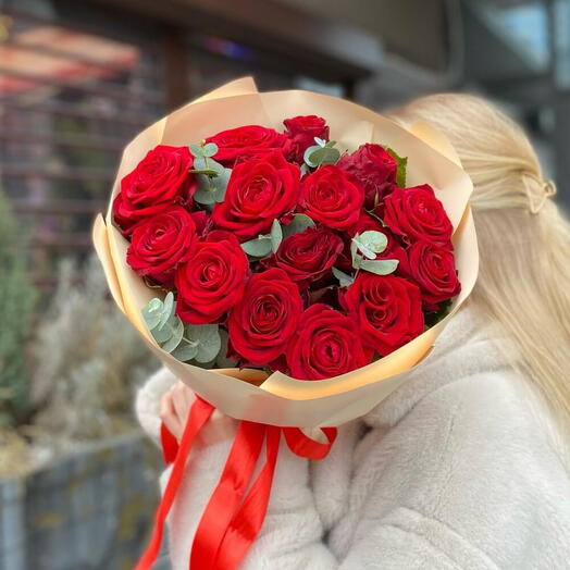 Алые розы с эвкалиптом️