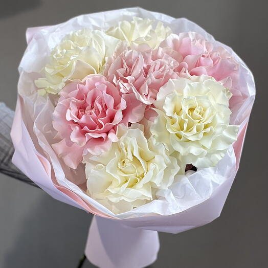 Нежный букет белые и розовые французские розы