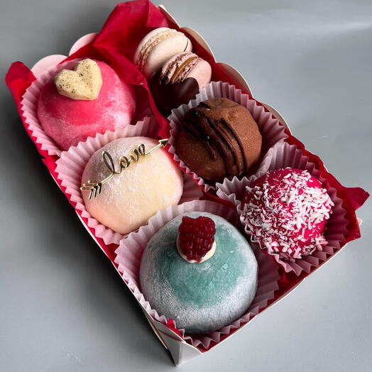 Набор ассорти моти, макаронс и пирожного «Картошка»