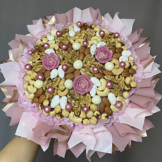 Эффектный букет из орехов и шоколадных роз