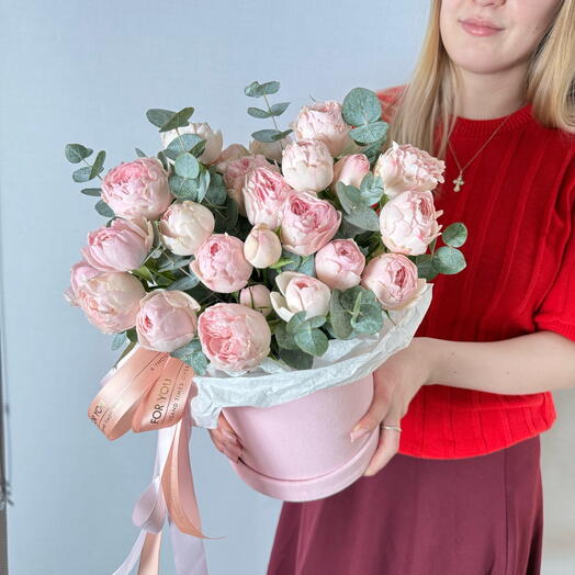 Розы кустовые пионовидные в шляпной коробке