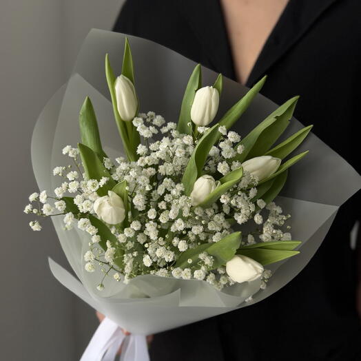 Воздушный букет из белых тюльпанов и белой гипсофилы 90