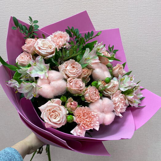 Ramo de nubes Rosadas con rosas de arbusto en forma de peonía