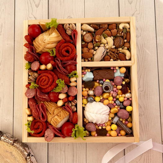 Ящик изобилия с колбасой и орехами