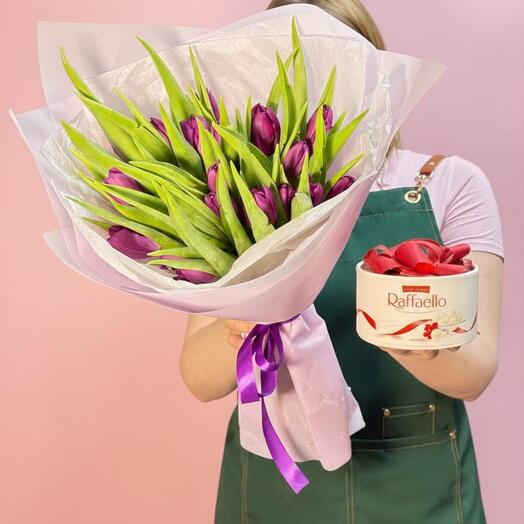 Букет из 25 тюльпанов и раффаэлло