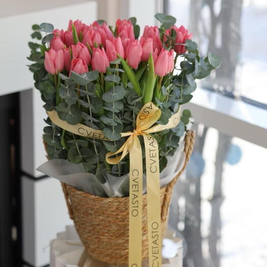 Корзина с розовыми тюльпанами
