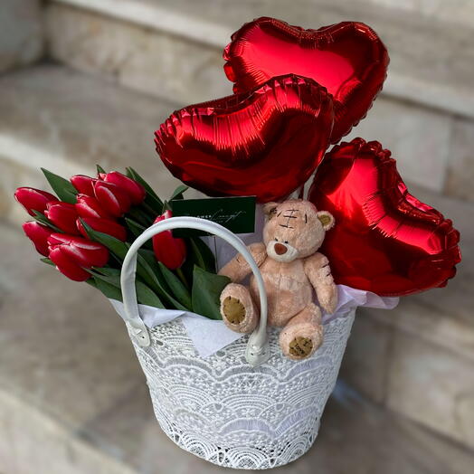 Красные тюльпаны, мишка и шарики в плетеной сумочке