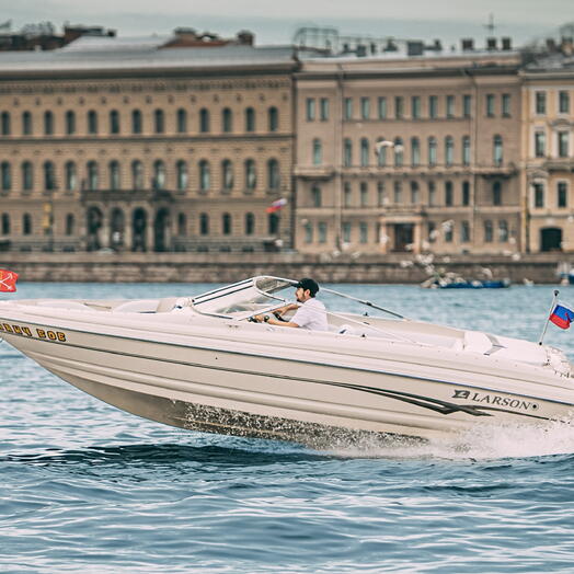 Larson 210 до 8 человек 2 часа