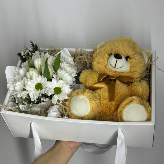 Подарочный набор с игрушкоц, и тюльпанами