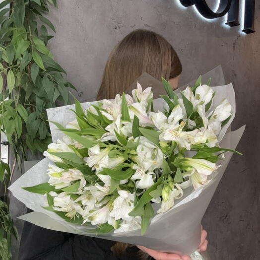 Букет белых альстрамерий