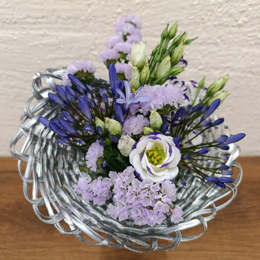 Букет в плетёной серебрянной юбке