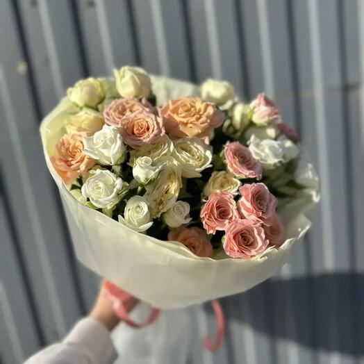Нежно розовый букет из кустовых роз