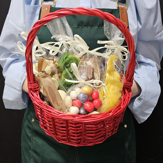 Корзина  подарочная с орехами, сухофруктами  и сладостями