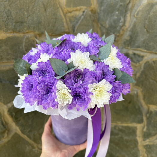 Хризантема и эвкалипт в шляпной коробке для мамочки 💜