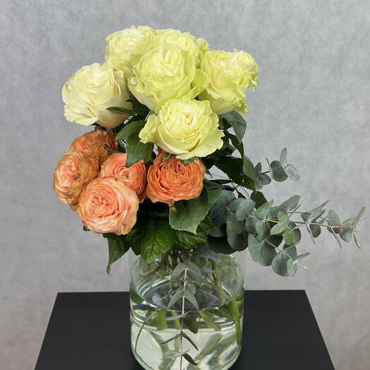 Банч сет (пачка микс) цветов из белых роз Мондиаль, оранжевых пионовидных роз Леди Априкот и эвкалипта