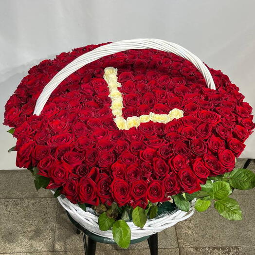 Корзина из 201 розы с первой буквой Имени