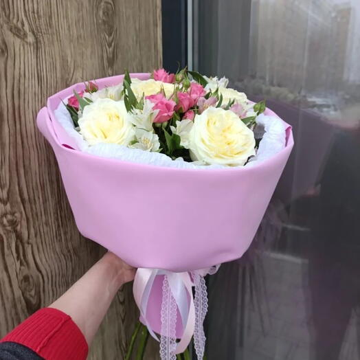 Нежный стильный букет из роз и альстромерий