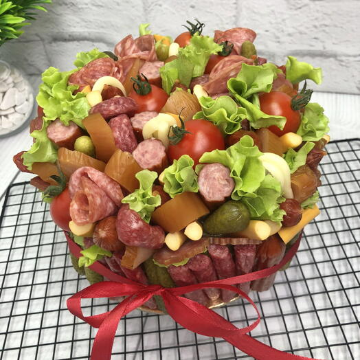 Торт мясной из колбасы и сыра