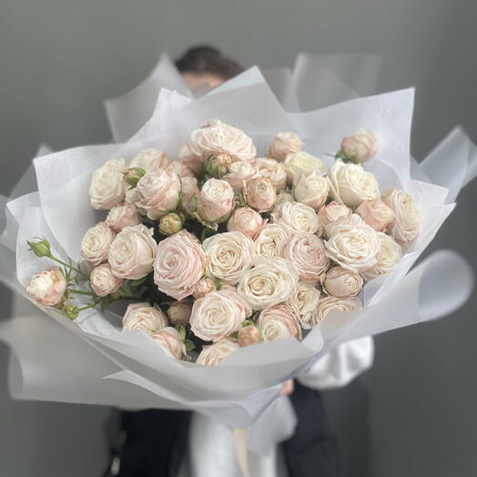 Пионовидные кустовые кремовые розы в дизайнерской упаковке  (34)