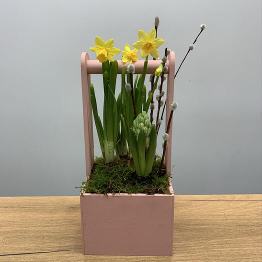 Пасхальный ящик с вербой и весенними цветами