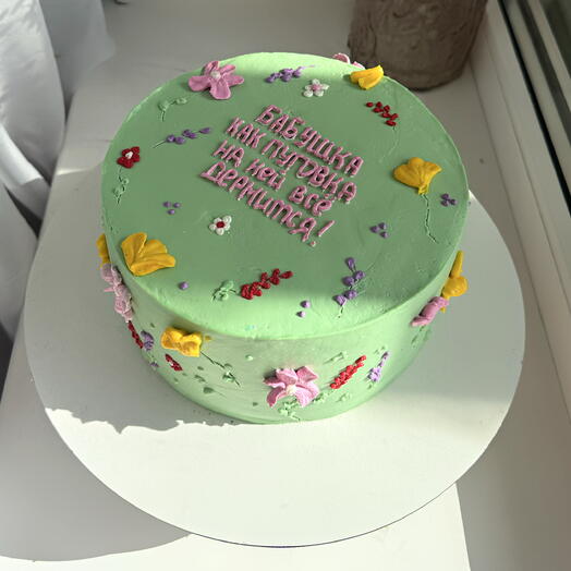 Торт с кремовыми цветами