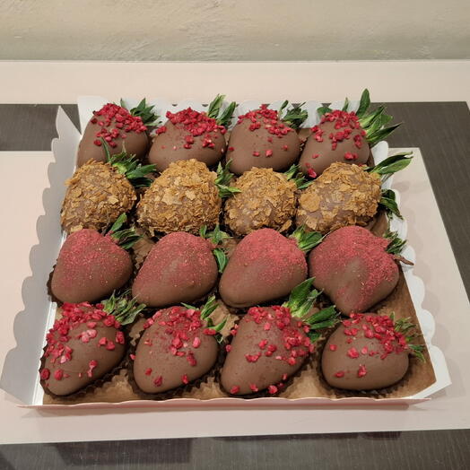 Клубника в шоколаде 16 шт с вафельной крошкой