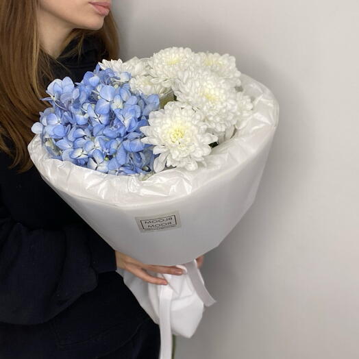 Микс голубой гортензии и белой хризантемы!🙌🏻 Bloom room: большой выбор букетов в профиле магазина