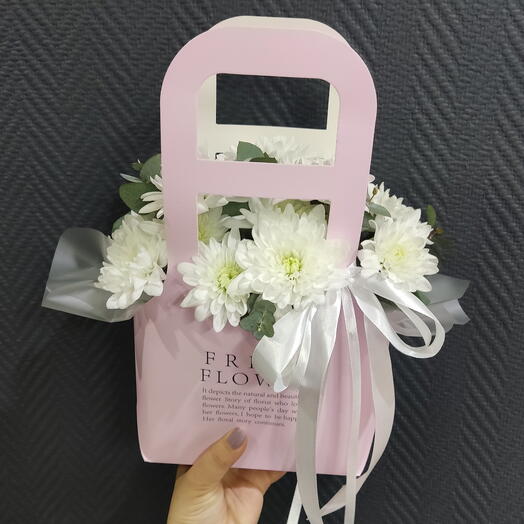 Белые хризантемы в сумочке Fresh flower