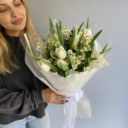 Воздушный весенний букет из матрикарии и тюльпанов💚