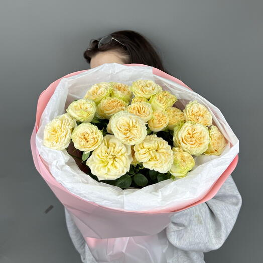 Букет из 5 кустовых пионовидных роз