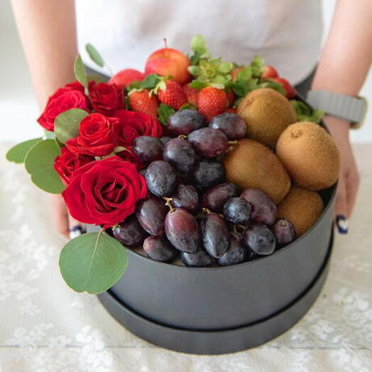 Фрукты 🍇🥝 с розами в коробке😍🥰