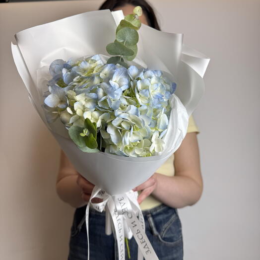 Букет комплимент «Незабудка» из голубой гортензии и эвкалипта
