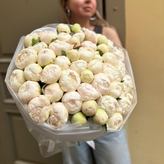 Шикарный букет из 51 светлого пиона