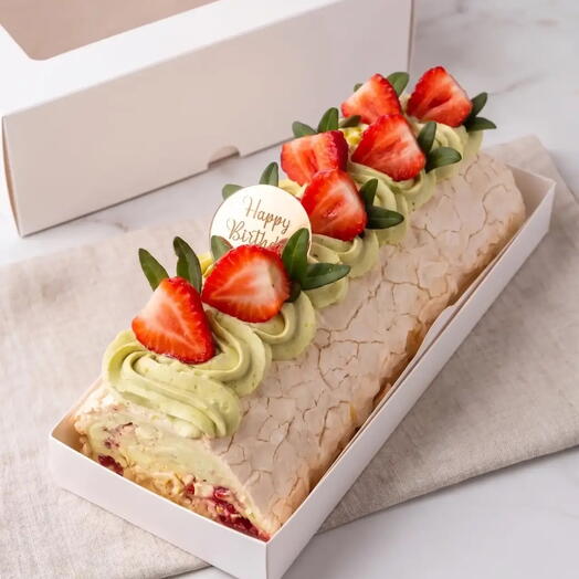 Меренговый рулет с сезонными ягодами и вкусной начинкой