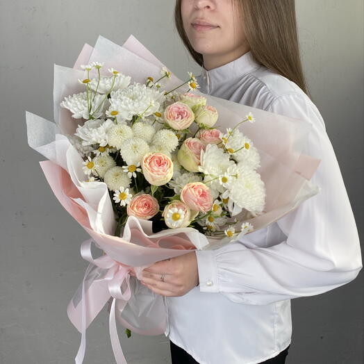 Сборный букет из хризантем и кустовых роз