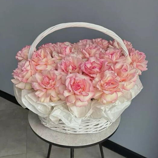 Корзина с розовыми вывернутыми розами
