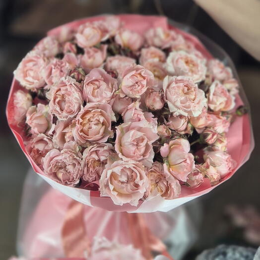 Букет из кустовой пионовидной розы 💝