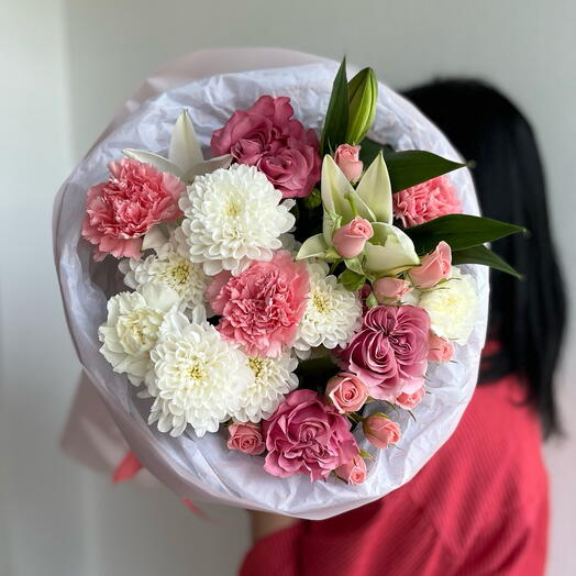 Сборный букет с лилиями и розами