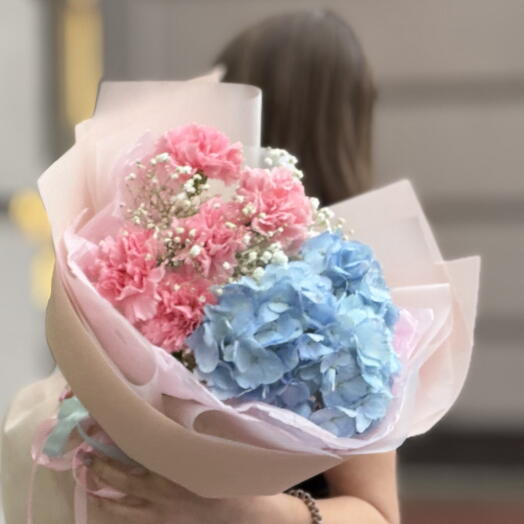 Букет 💐«зефирное настроение» 😍 с голубой гортензией, пятью розовыми диантусами и стойкой гипсофилой 🤍🌷