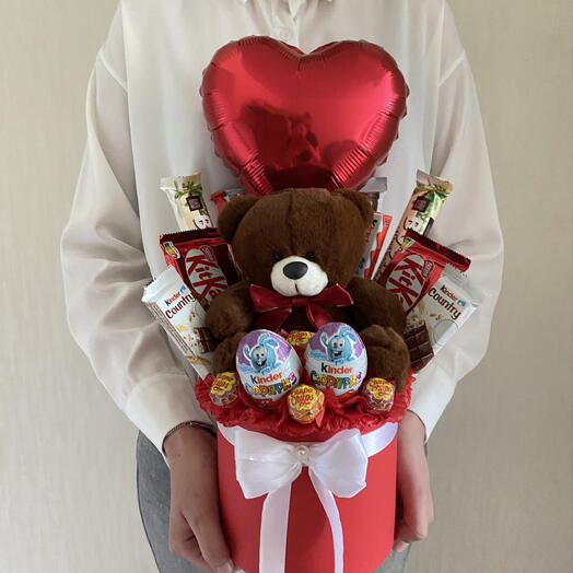 Съедобный букет в шляпной коробке с плюшевым медвежонком, шоколадом и воздушным шариком