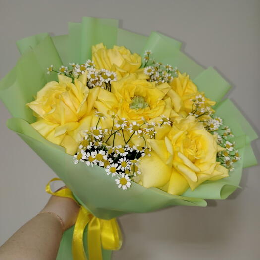 Солнечный день 💛 яркий букет из ромашек танацетум и французских желтых роз SunnyDays бмнйр бмнц