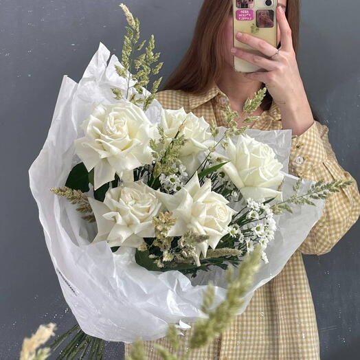 Букет с белыми розами и садовой зеленью