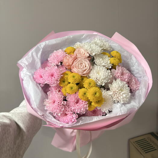 Букет «Летний Вальс» — пышные помпоны, жёлтые кнопки и пастельные розы в розовой тишью для девушки, мамы и бабушки