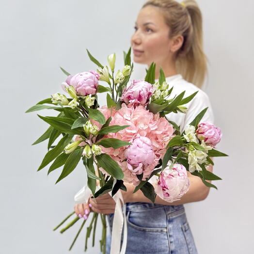 Авторский букет с пионами и альстромерией🌸🍀