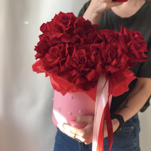 Композиция из 15 ажурных роз