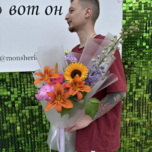 «Дофаминовый» букет с подсолнухом и дельфиниумом