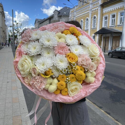 Летний букет из роз и хризантем