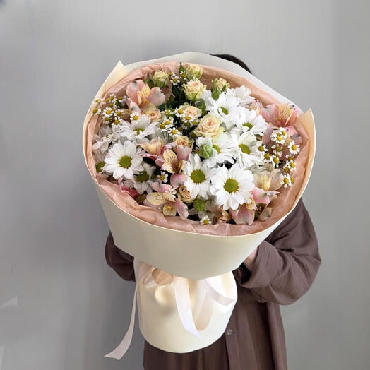 Авторский букет из кустовой розы, альстромерии, хризантемы, ромашки «Летний Сад»