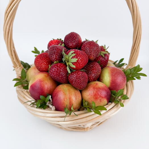 Корзина с нектаринами мини и клубникой