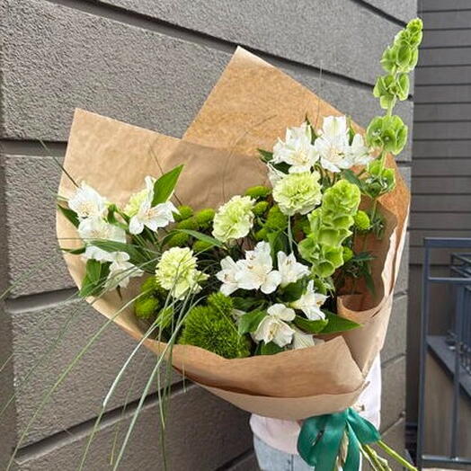 Свежий салатик: букет с зелеными цветами в крафте 🌿🤍💚